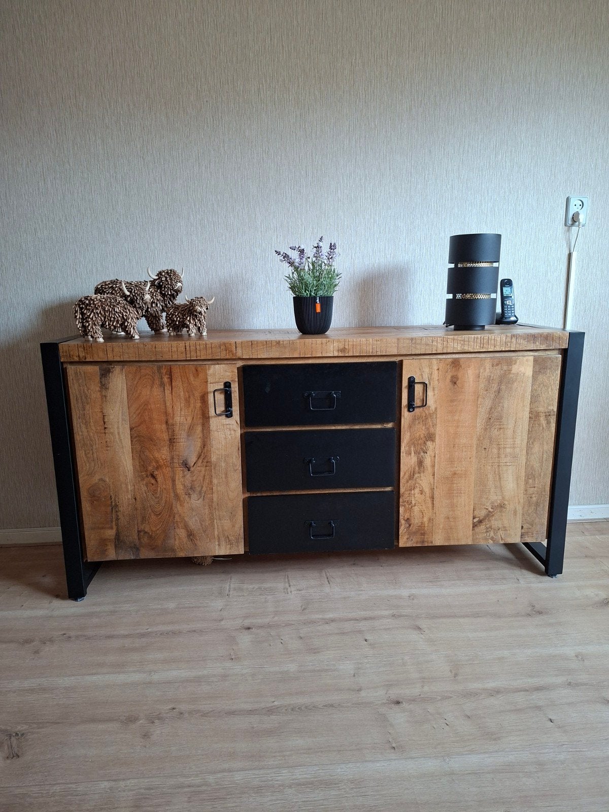 Prachtig dressoir mangohout met metaal 1.60, Ophalen, Zo goed als nieuw, 25 tot 50 cm, Metaal