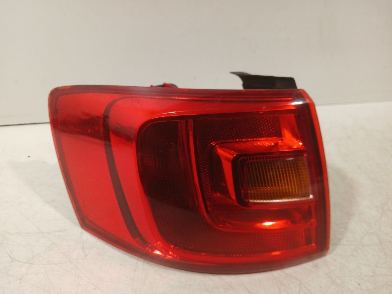 Achterlicht links buiten Volkswagen Jetta, Auto-onderdelen, Onderdelen@venauto.nl, Van der Ven Autorecycling B.V., Gebruikt, Ettenseweg 76, 4706 PB Roosendaal, The Netherlands
