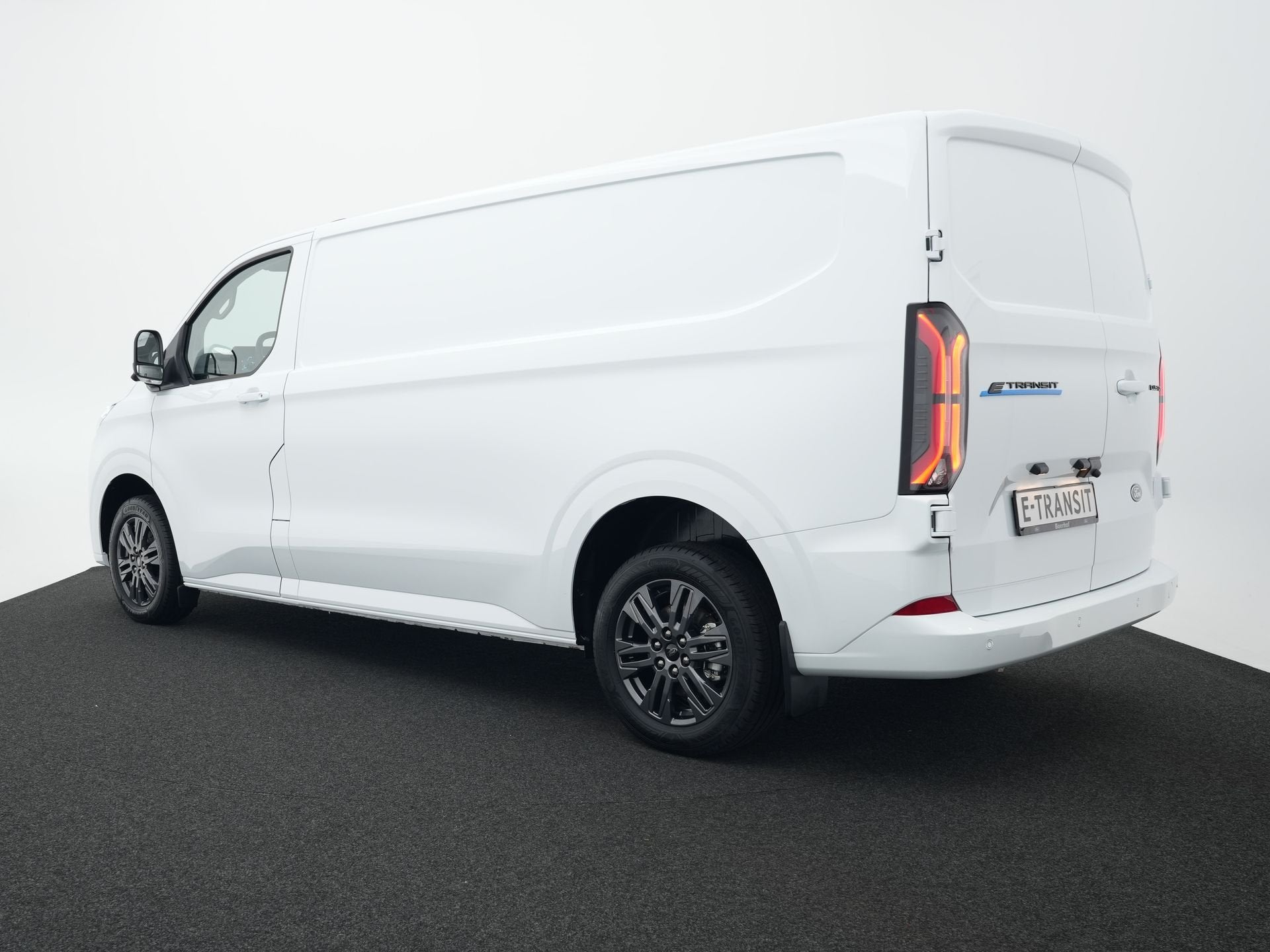 Ford E-Transit Custom 340 L2H1 Limited 71 kWh 360 graden cam, Auto's, Automaat, Zwart, Wit, Nieuw