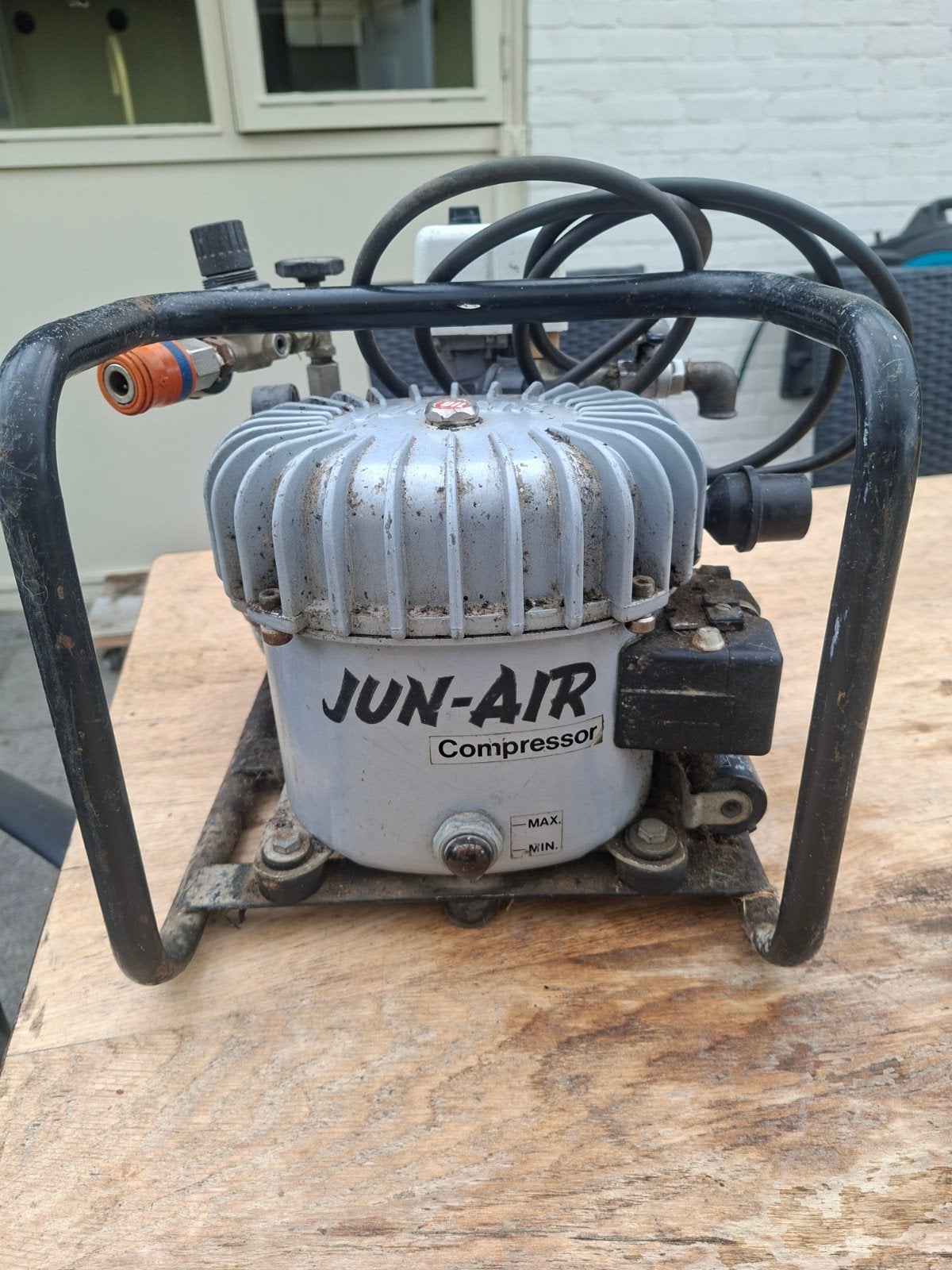 Fluister compressor Jun-air, Minder dan 25 liter, Ophalen, Minder dan 200 liter/min