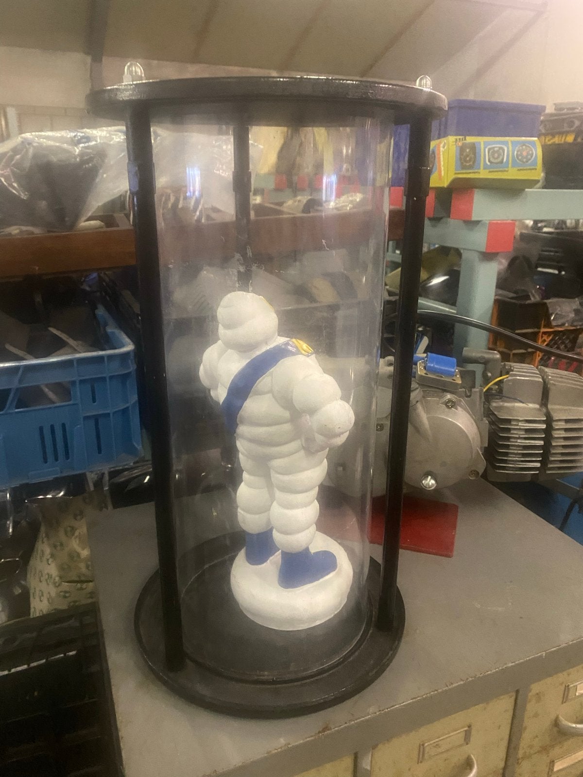 Michelin Bibendum beeld in vitrine, Ophalen of Verzenden, Zo goed als nieuw