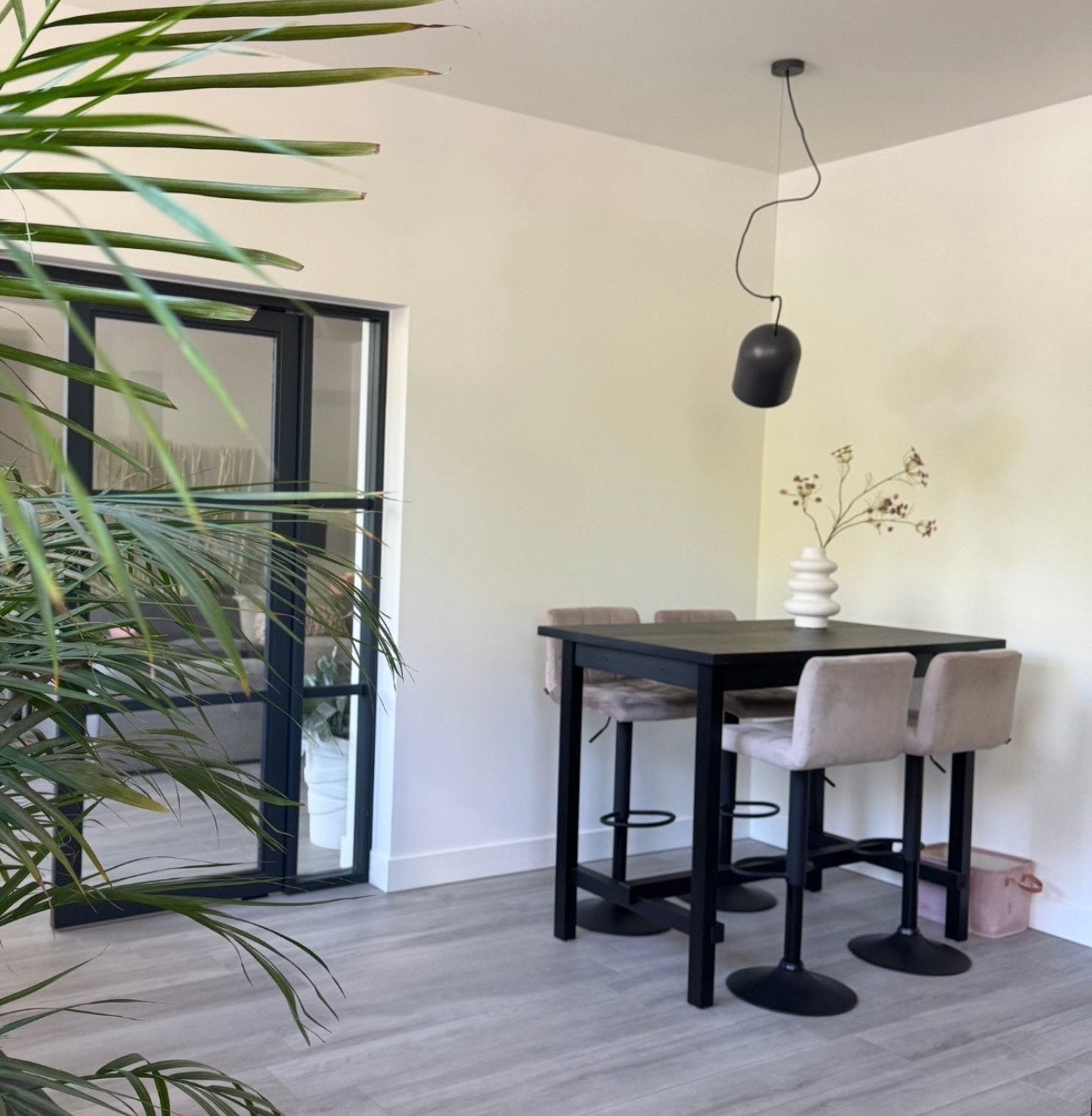 Zwarte hoge tafel met 4 barstoelen, Huis en Inrichting, Ophalen, In hoogte verstelbaar, 60 tot 90 cm, Zo goed als nieuw