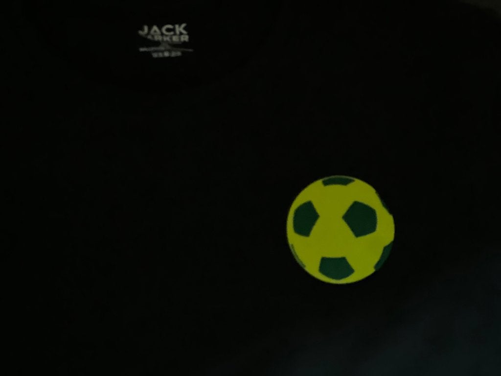 Leuk zwart T-shirt met een voetbal in de ADO kleuren, Ophalen of Verzenden, Nieuw, Maat 56/58 (XL), Zwart