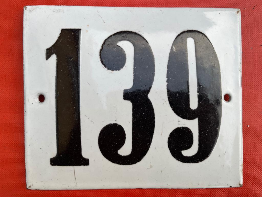 oud bol en zwart-wit emaille huisnummer ; 139., Ophalen of Verzenden