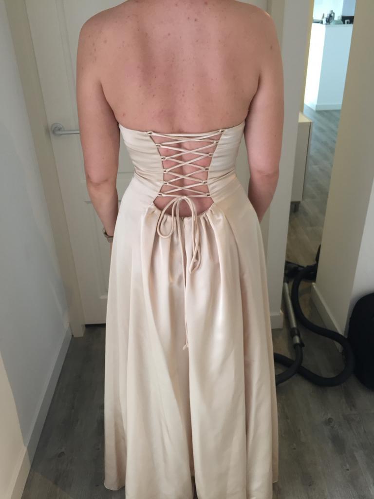 Elegante champagnekleurige avondjurk met korset, Kleding | Dames, Jurken, Maat 38/40 (M), Beige, Ophalen of Verzenden, Zo goed als nieuw