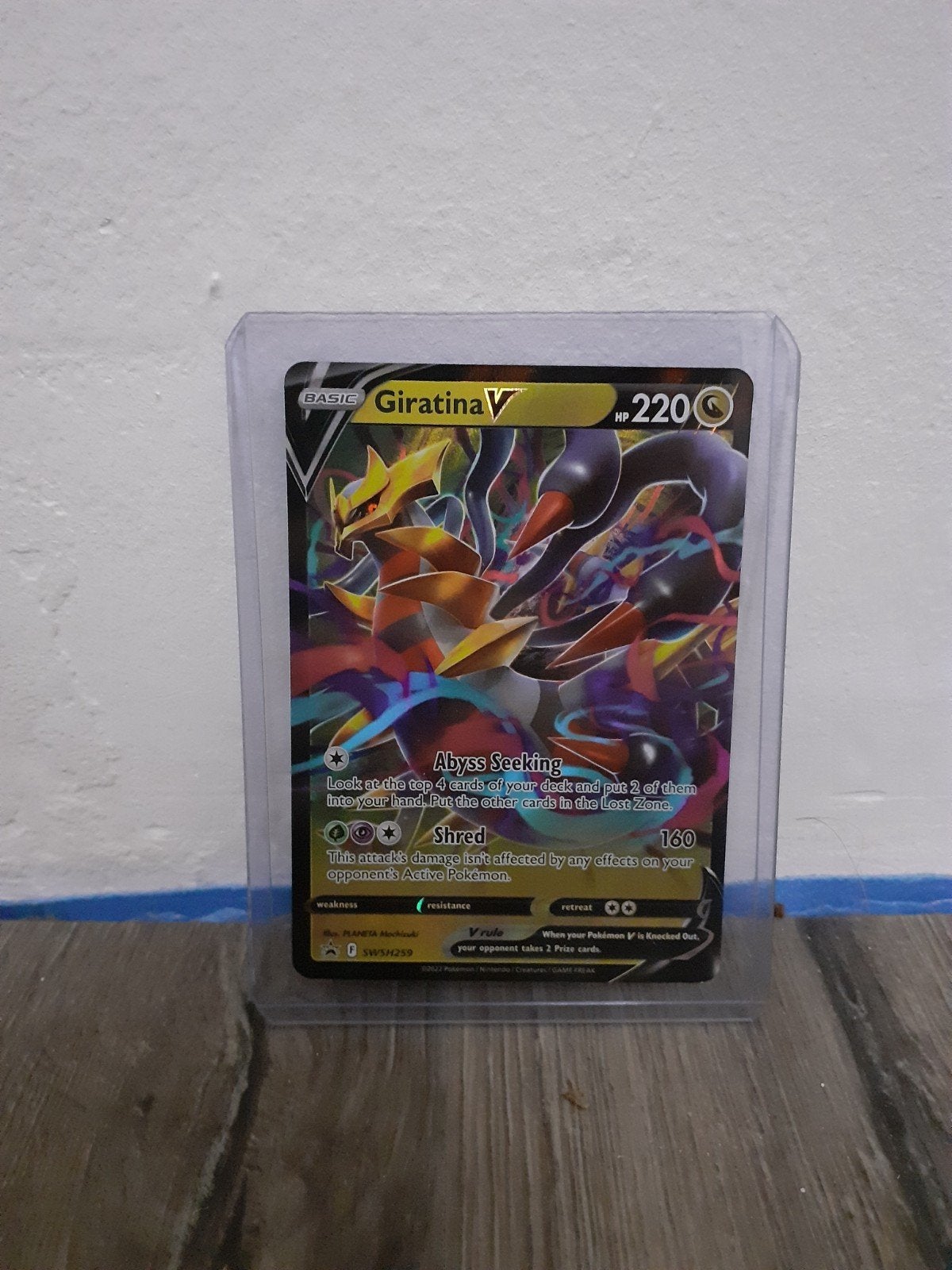 Giratina V Pokemonkaart in beschermhoesje, Ophalen of Verzenden, Zo goed als nieuw, Losse kaart