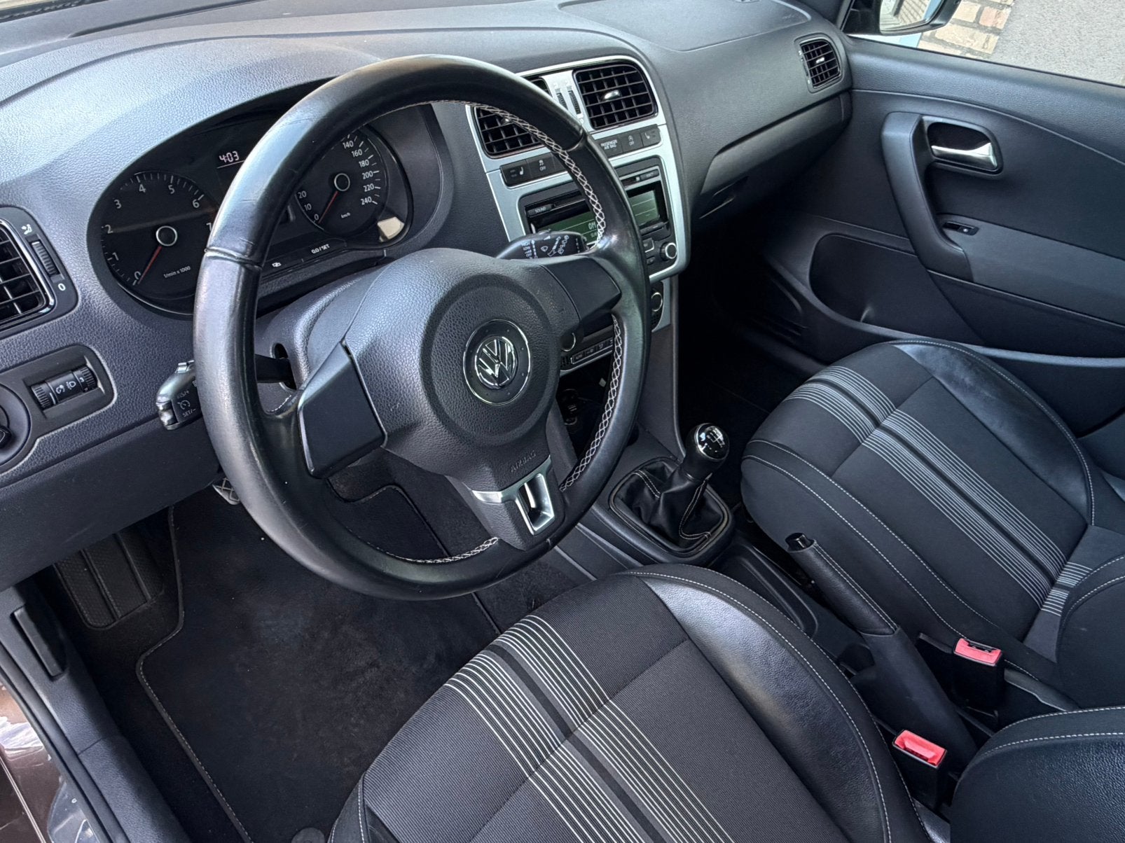 Volkswagen Polo 1.2 TSI HIGLINE/CLIMA/CRUISE/PDC/HALFLEDER, Auto's, Volkswagen, Voorwielaandrijving, Euro 5, 40 €/maand, Zwart