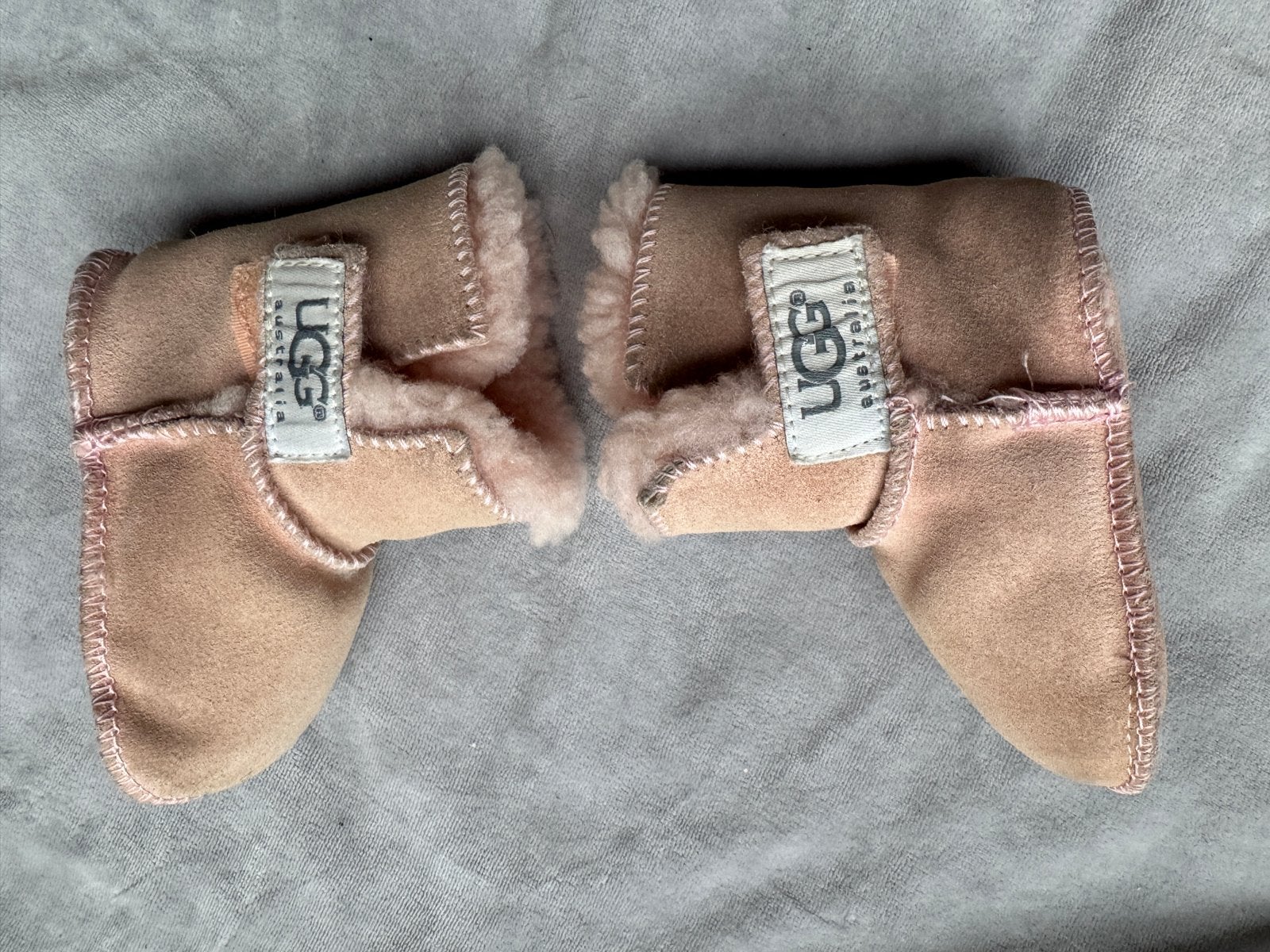 Roze UGG baby slofjes - Maat S, Gebruikt, Meisje, Ophalen of Verzenden, Laarzen