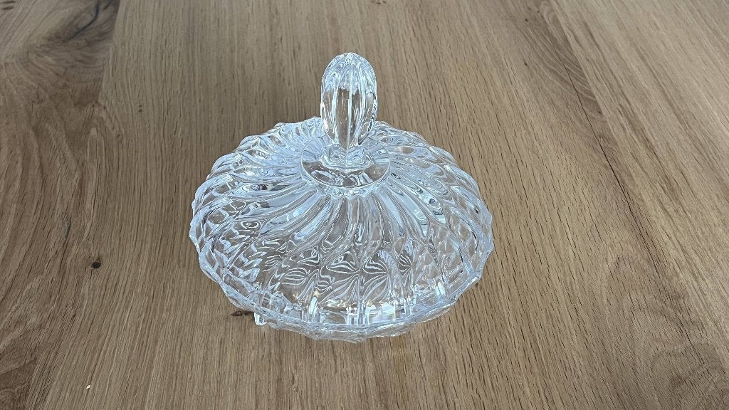 Glazen schaal met deksel, Ophalen