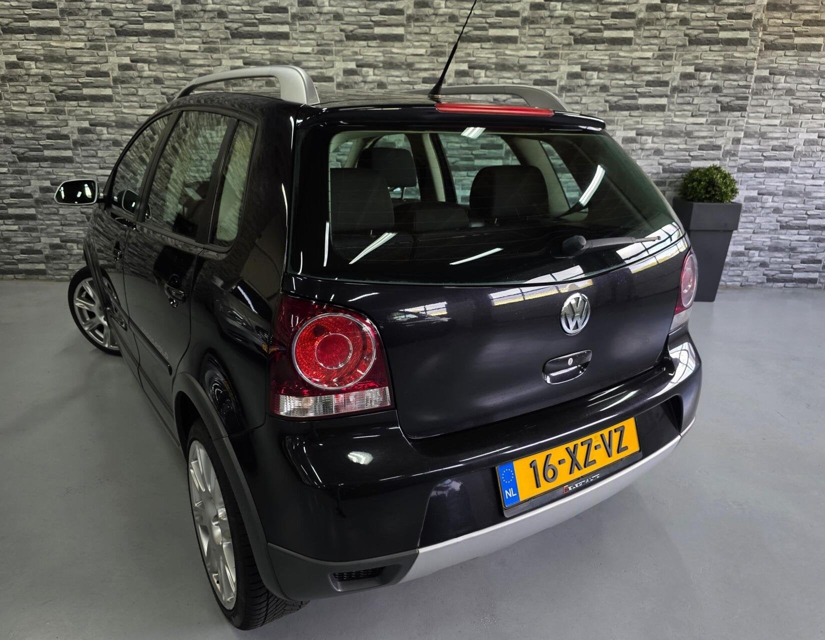 Volkswagen Polo 1.4-16V Cross *Automaat*Stoelverwarming*NAP!, Gebruikt, 4 cilinders, Zwart, Bedrijf