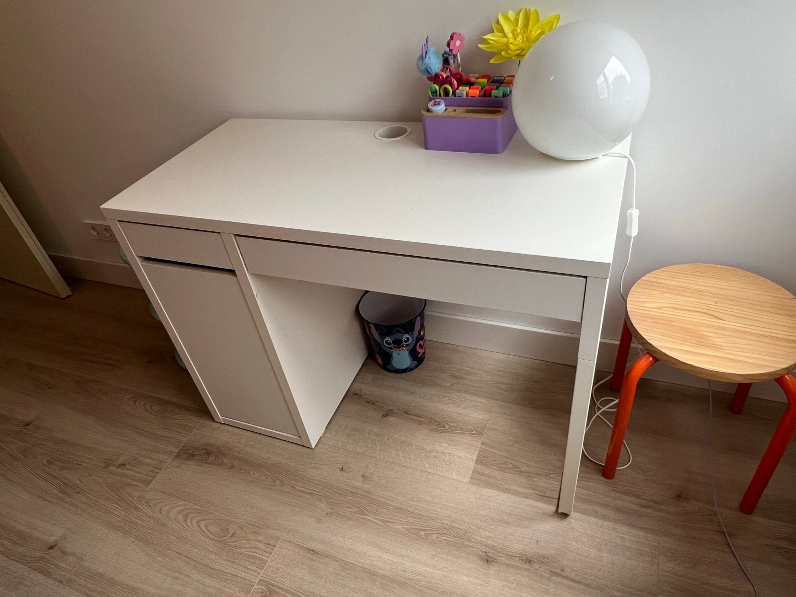 IKEA Micke Bureau Wit 105x50 cm - Lichte gebruikerssporen, Huis en Inrichting, Bureaus, Ophalen, Gebruikt, IKEA, Wit