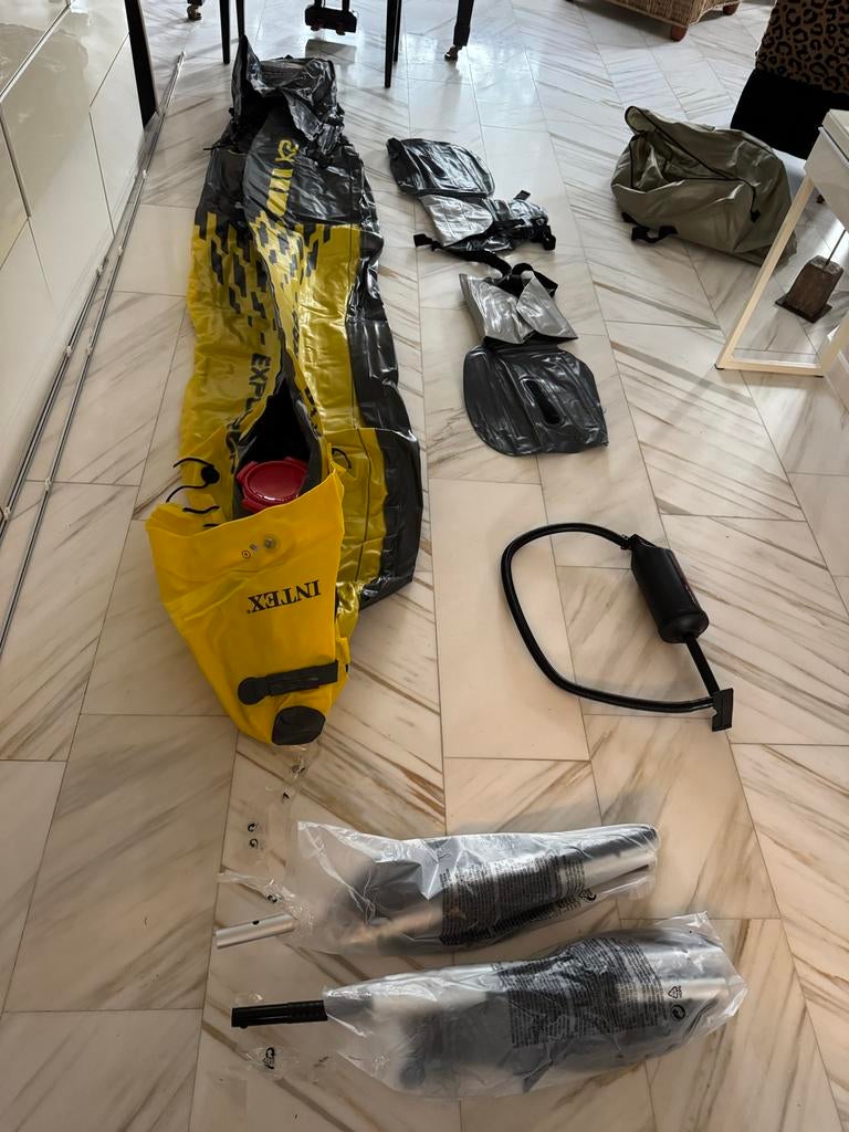 Intex Challenger K1 Kajak met peddel en pomp, Watersport en Boten, Ophalen of Verzenden, Zo goed als nieuw, Dubbelbladige peddel