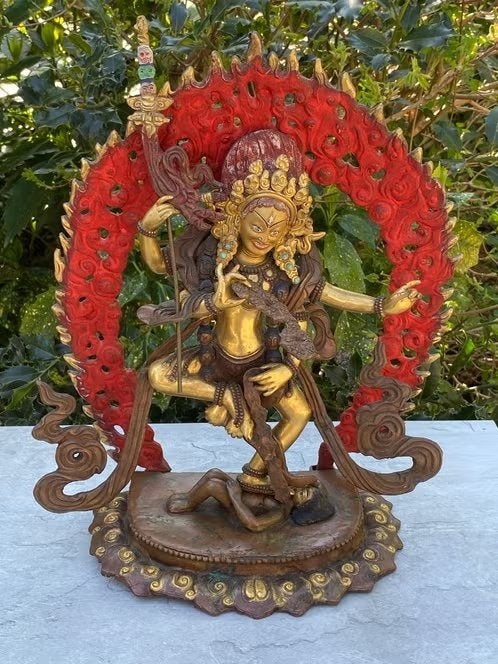 Vintage Kurukulla – brons en 24K goldface – 38,5 cm, Verzamelen, Religie, Ophalen of Verzenden, Gebruikt, Beeld(je), Boeddhisme