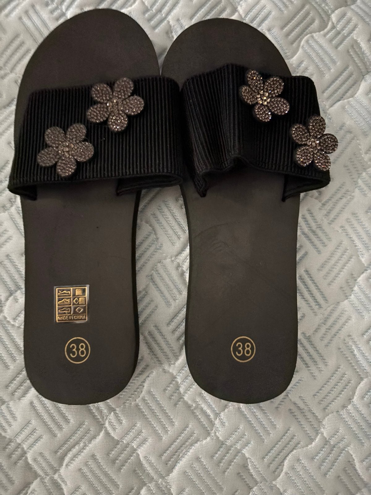 Zwarte slippers met bloemen - Maat 38, Slippers, Zwart, Nieuw, Ophalen of Verzenden