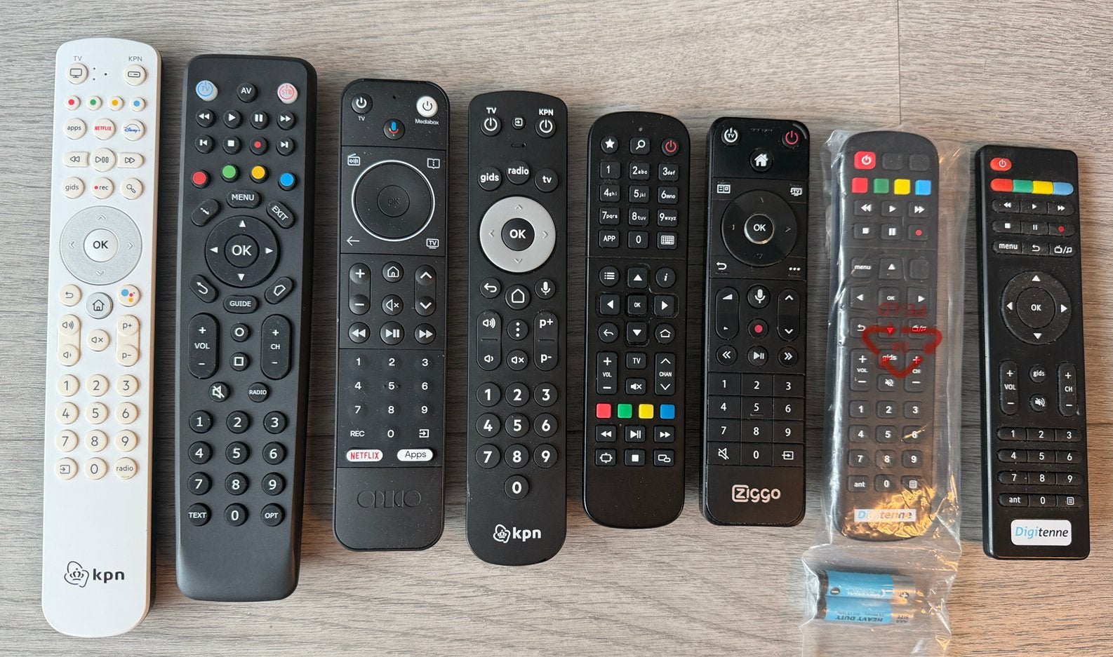 Veel TV boxen afstandsbedieningen, SNEL nodig ? BEL !!!, Mediaspeler, Nieuw, Ophalen of Verzenden, Origineel