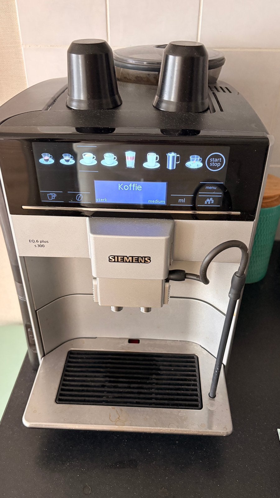 Siemens EQ.6 plus s300 Nieuwe zetgroep In uitstekende staat, Ophalen, Afneembaar waterreservoir, 10 kopjes of meer, Koffiemachine