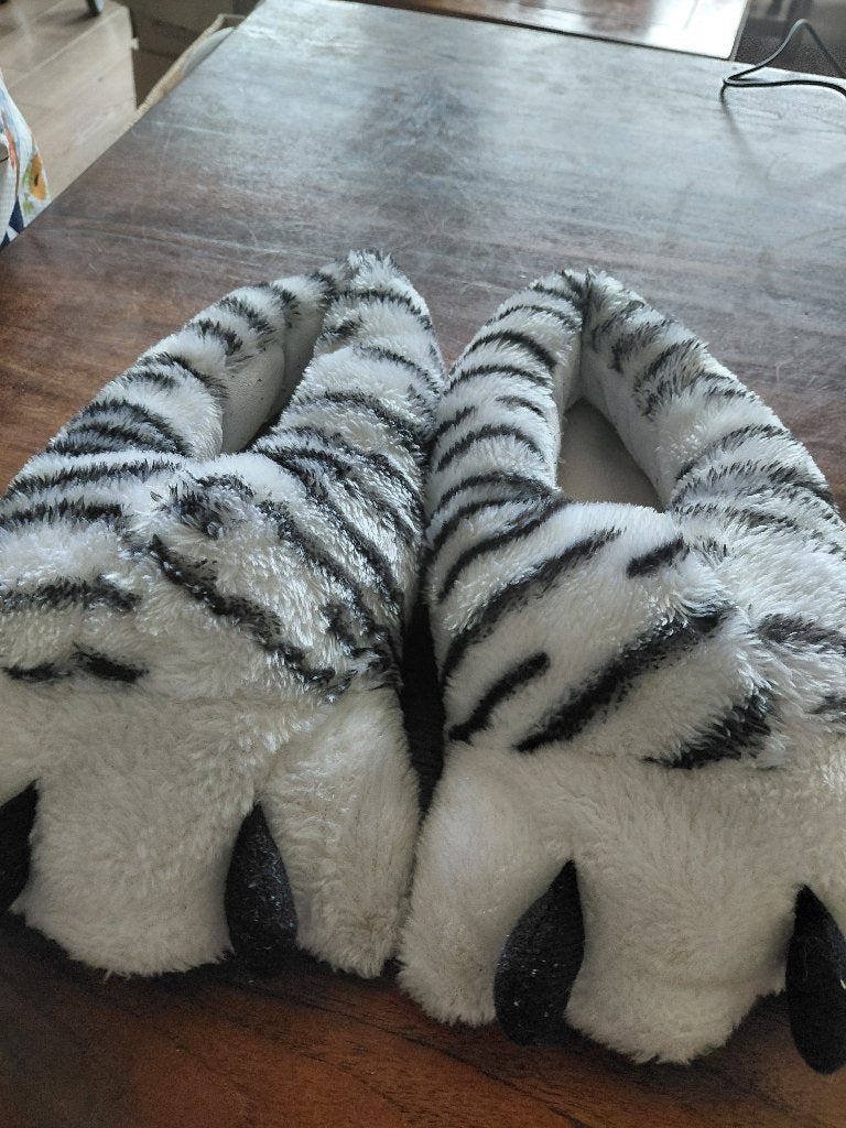 Leuke tijger sloffen - Maat 42-43, Kleding | Dames, Schoenen, Zo goed als nieuw, Pantoffels of Sloffen, Wit, Ophalen of Verzenden