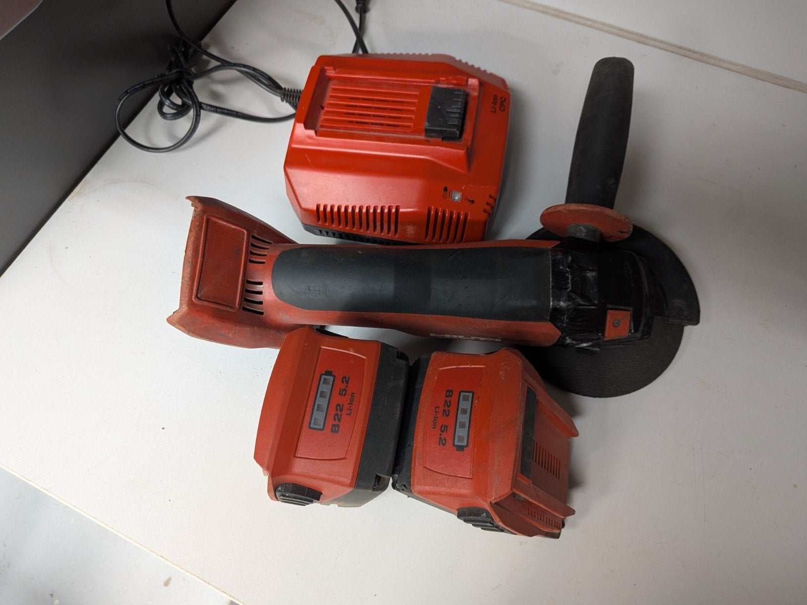 Hilti Haakse Slijpmachine met Accu's en Lader, Ophalen of Verzenden, Gebruikt, 1000 watt of meer, Haakse handslijpmachine
