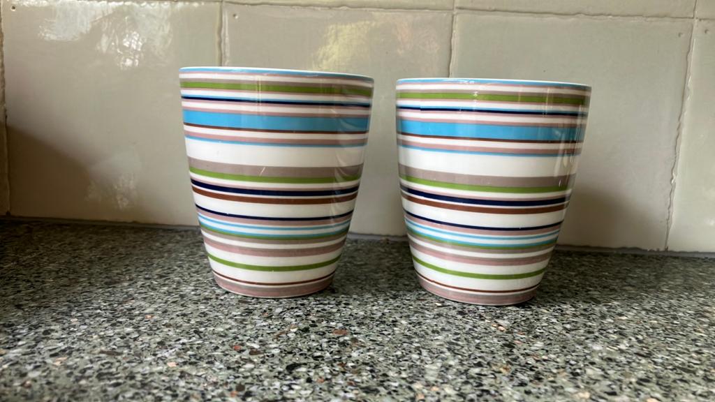 Iittala Bekers 2 setjes van 2 kleuren. Ongeschonden., Overige typen, Ophalen of Verzenden, Zo goed als nieuw, Overige stijlen