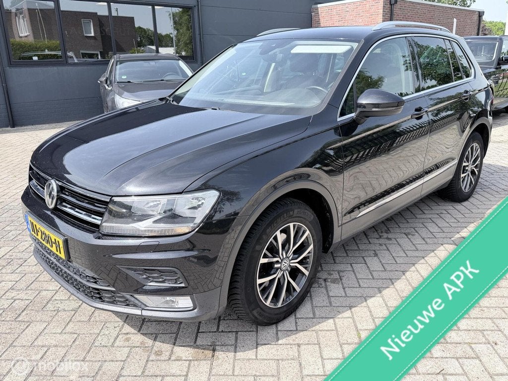 Volkswagen Tiguan 2.0 TDI Comfortline NAVI / ELEKTR.TREKHAAK, Auto's, Gebruikt, Euro 6, 4 cilinders, Zwart