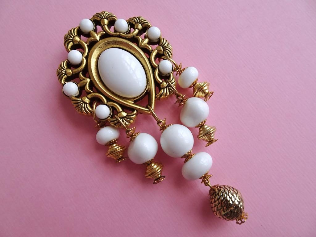 jwg XL Grote vintage 70s statement broche kralen wit goud kl, Sieraden, Tassen en Uiterlijk, Antieke sieraden, Verzenden, Overige materialen