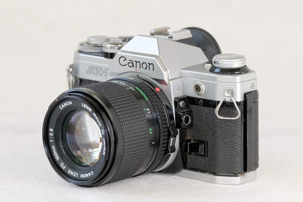 Canon AE-1 + FDn 100mm f2.8 lens – Zeer goede staat, Audio, Tv en Foto, Fotocamera's Analoog, Ophalen of Verzenden, Gebruikt, Spiegelreflex