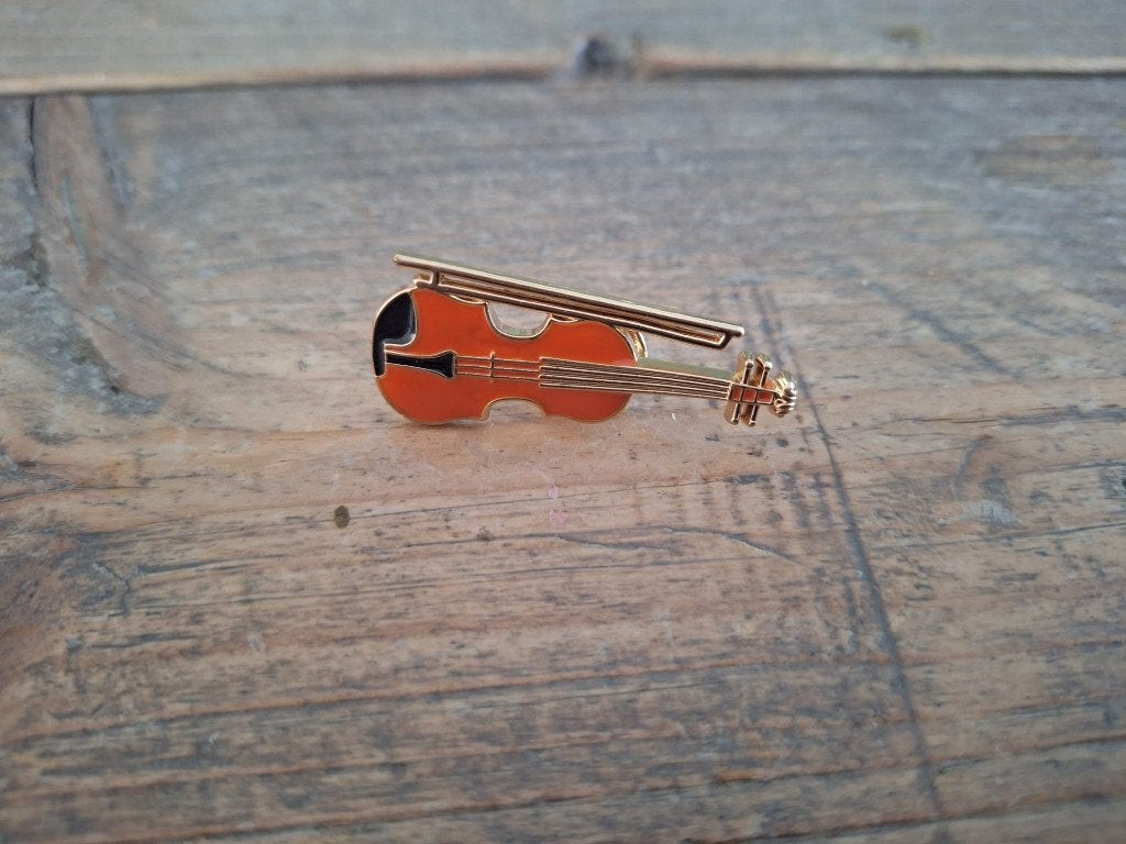 1 mooie pin van een bruine viool te koop, Ophalen of Verzenden, Nieuw, Overige onderwerpen, Speldje of Pin