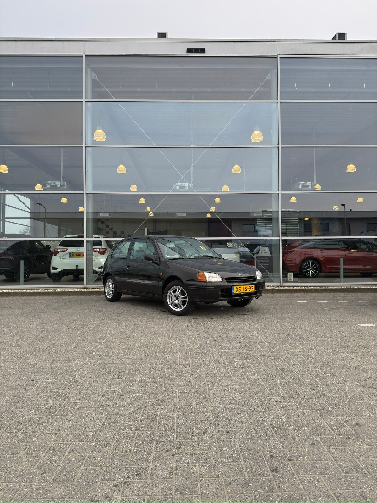 Toyota Starlet 1.3 16V 1999 Zwart, Auto's, 15 km/l, 74 pk, 4 cilinders, Starlet