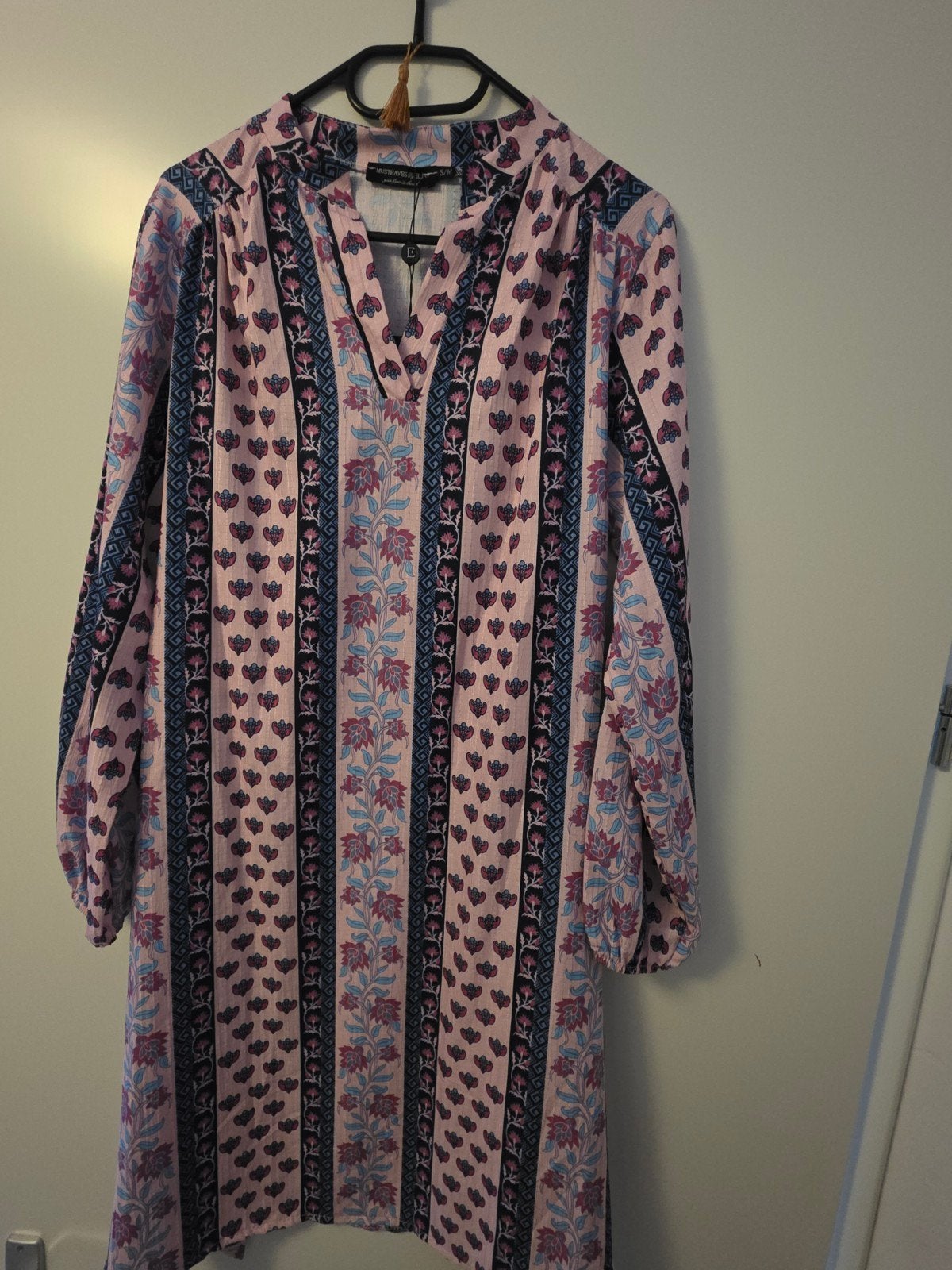 Roze jurk met bloemenprint en ceintuur - Maat S/M, Musthaves by Elja, Nieuw, Ophalen of Verzenden, Knielengte