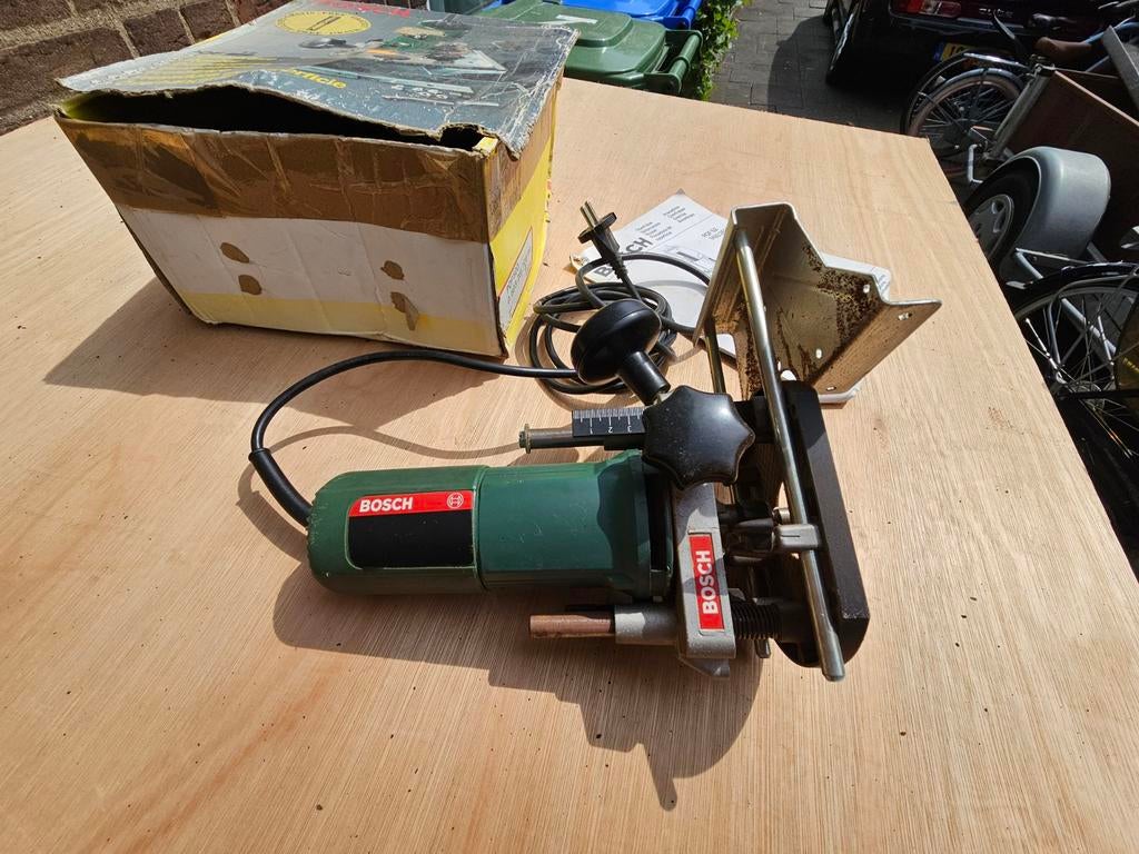 Bosch bovenfrees. 25€ direct kopen, Doe-het-zelf en Verbouw, Ophalen of Verzenden, Gebruikt, Minder dan 700 watt, Haakse handslijpmachine