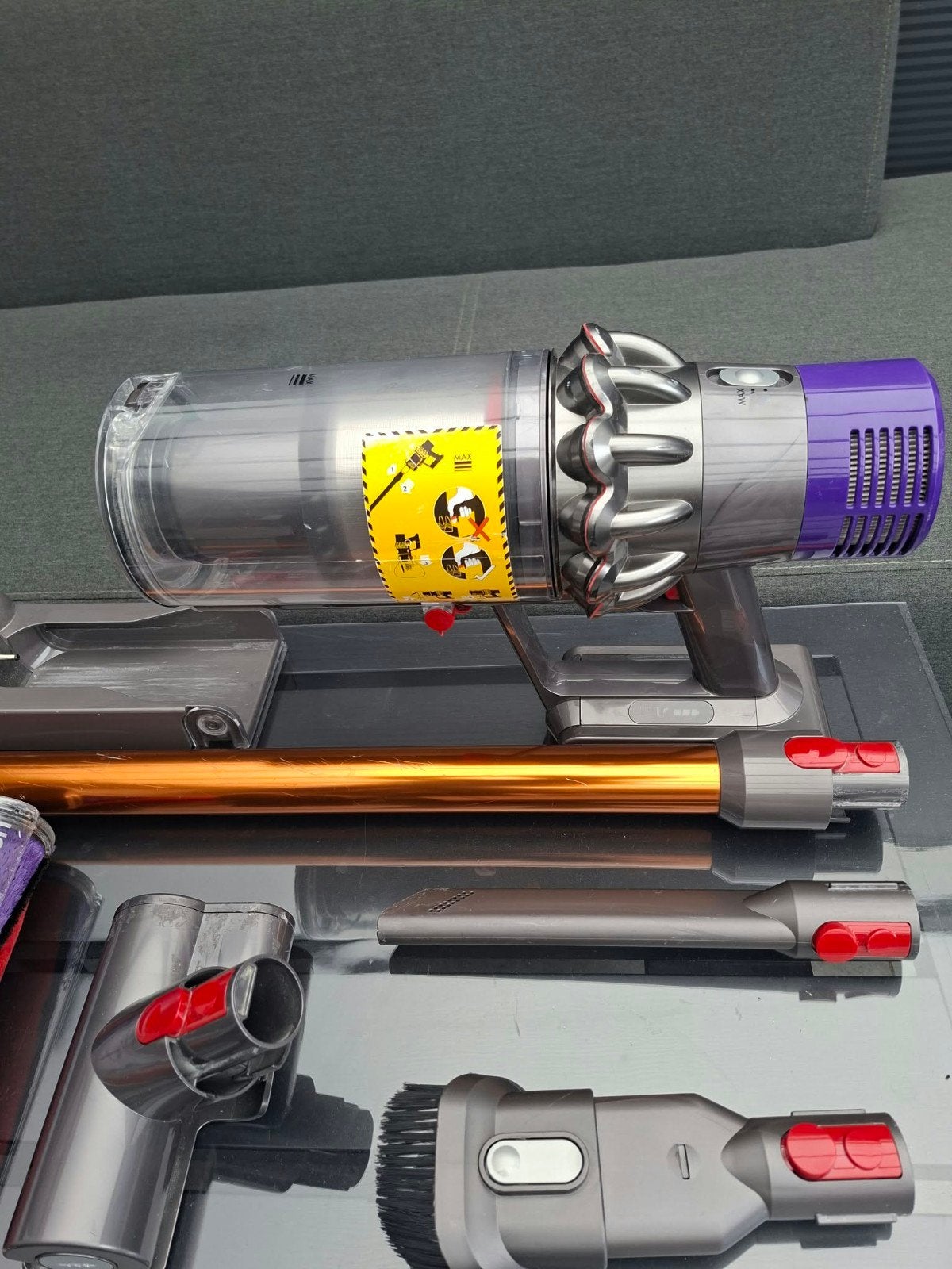 Foto 3 van Dyson Cyclone V10 Absolute Steelstofzuiger 
In Zeer Goede St