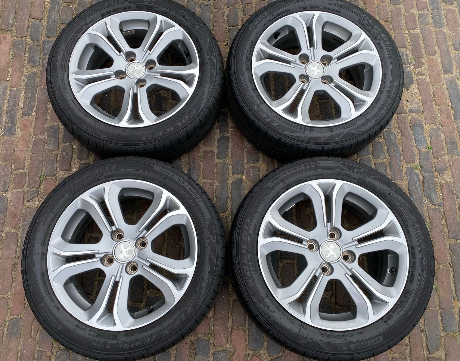 ALS NW 16” Peugeot 208 bicolor velgen + ALS NIEUWE 195/55R16, Auto-onderdelen, Banden en Velgen, 16 inch, Banden en Velgen, Nieuw