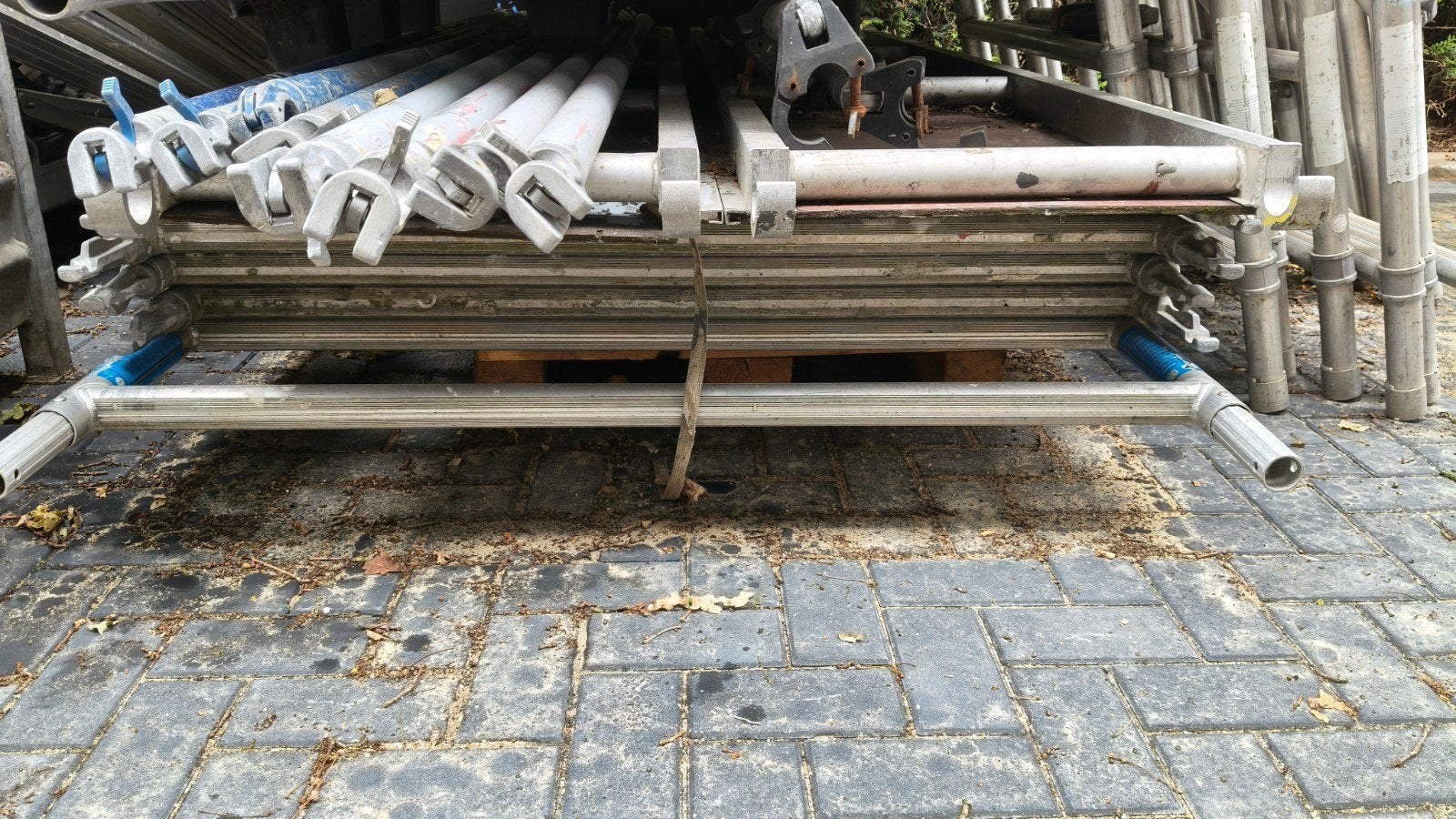 Rolsteiger merk ASC 6.2 meter werkhoogte geheel compleet., Doe-het-zelf en Verbouw, Steigers, Ophalen, Rolsteiger of Kamersteiger