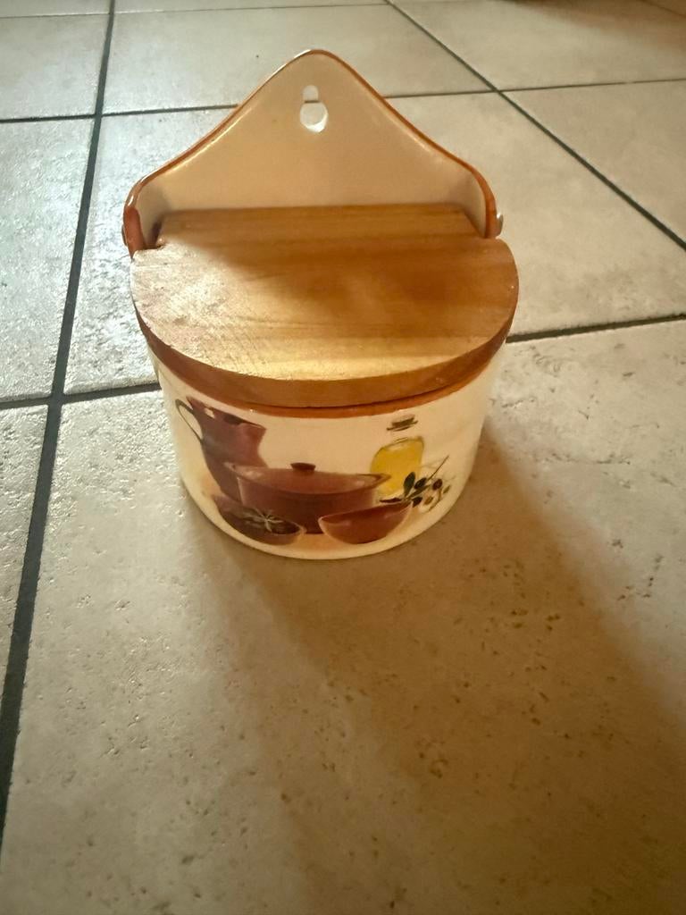 Wandgemonteerde zoutpot van keramiek met houten deksel, Gebruikt, Ophalen of Verzenden, Voorraadpot, Steen/keramiek