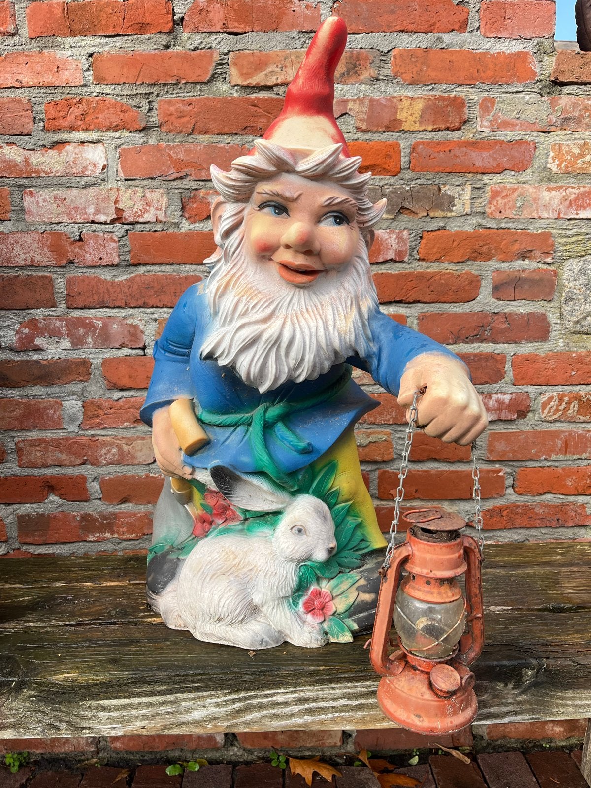 Grote Tuinkabouter met Konijn en Lantaarn - Vintage, Tuin en Terras, Ophalen of Verzenden, Gebruikt, Kunststof, Tuinkabouter