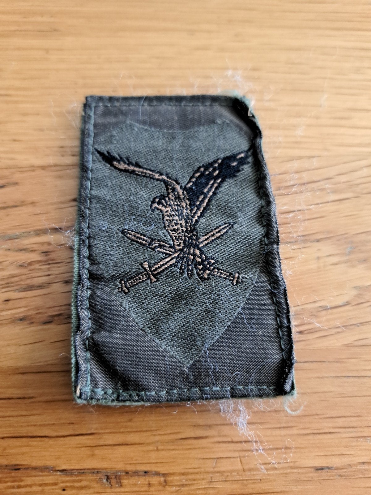 mouw embleem Luchtmobile Brigade, Ophalen of Verzenden, Landmacht, Nederland, Embleem of Badge