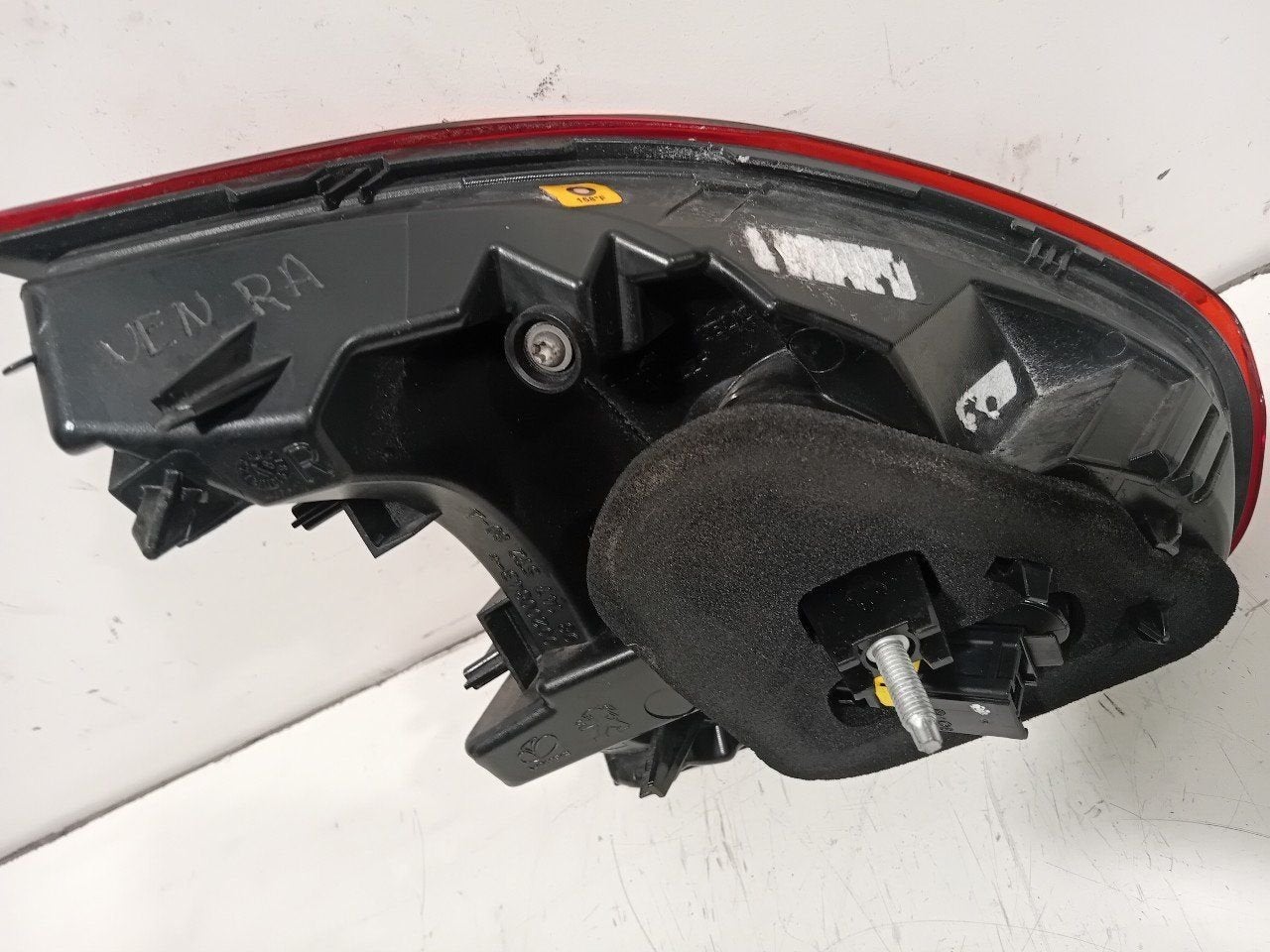 Achterlicht kofferdeksel achterklep rechts Peugeot 2008, Onderdelen@venauto.nl, Van der Ven Autorecycling B.V., Gebruikt, Ettenseweg 76, 4706 PB Roosendaal, The Netherlands