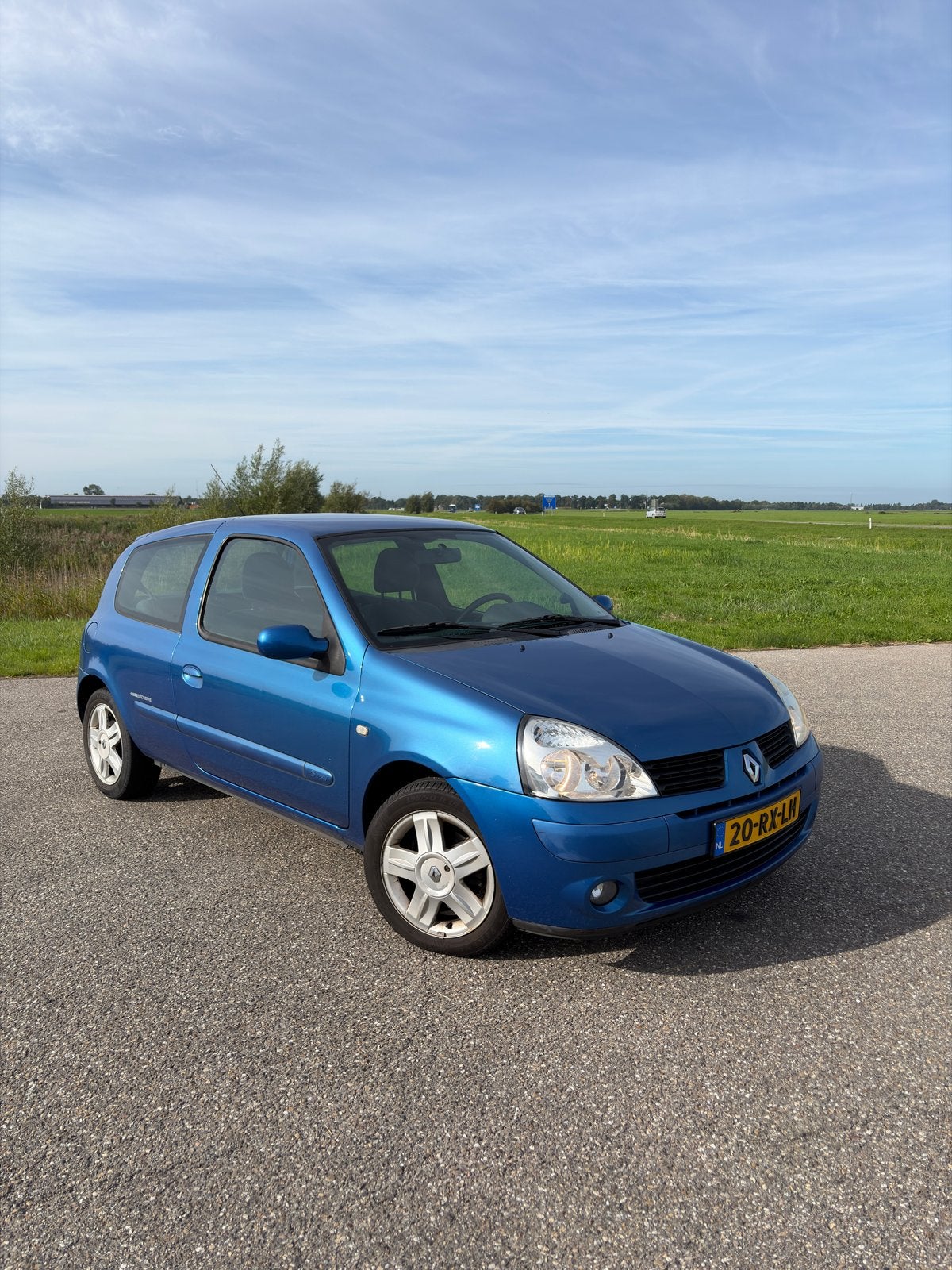 Renault Clio 1.6 16V 2005 Blauw AIRCO GOED ONDERHOUDEN, Voorwielaandrijving, 40 €/maand, 4 cilinders, Blauw