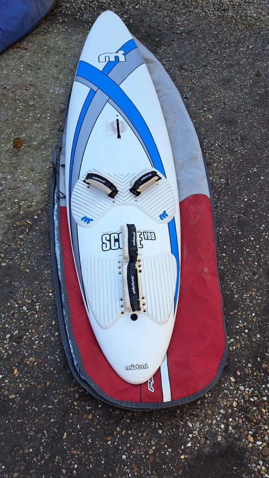 surfset: Mistral Score V98 plank met zeilen en accessoire, Watersport en Boten, Ophalen, Mistral, Gebruikt, Minder dan 250 cm