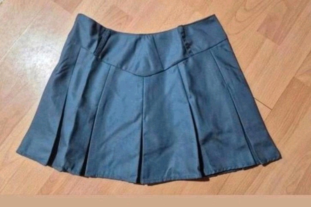 Nieuw grijs rokje met vast zwart broekje in maat M., Kleding | Dames, Rokken, Maat 38/40 (M), Nieuw, Ophalen of Verzenden, Grijs