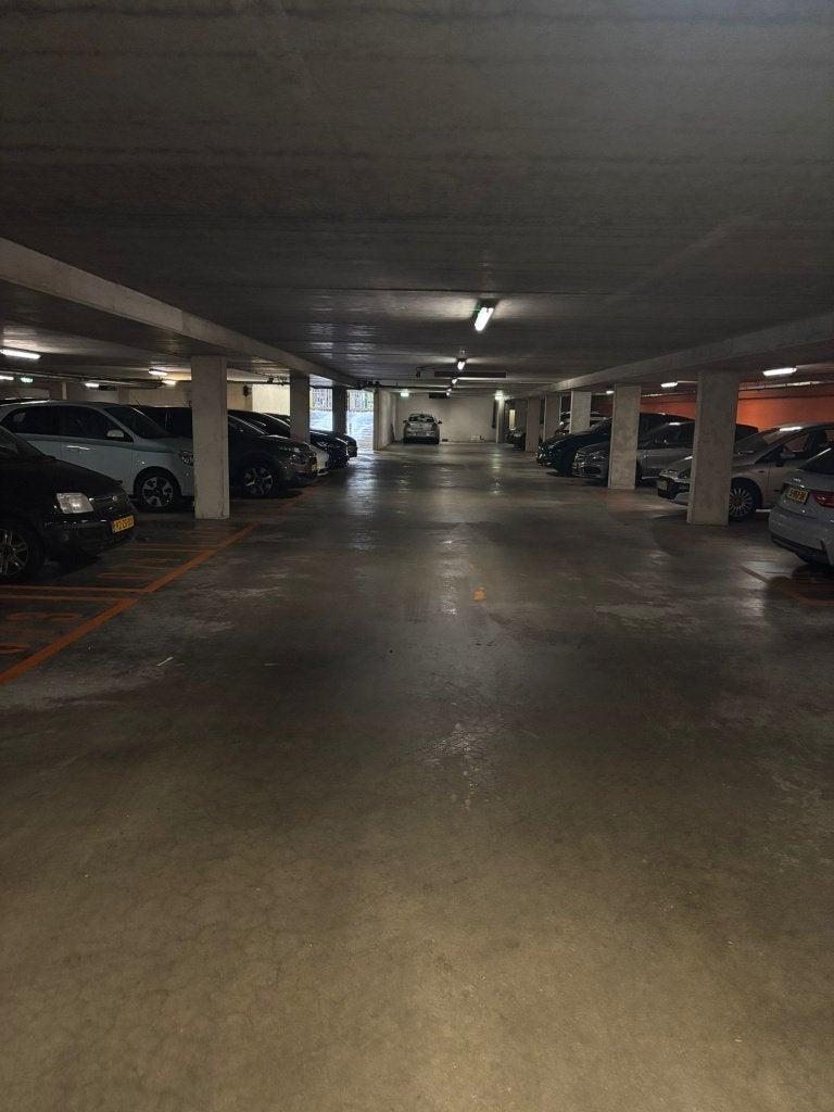 Te huur: overdekte parkeerplaats in Amsterdam West, Amsterdam