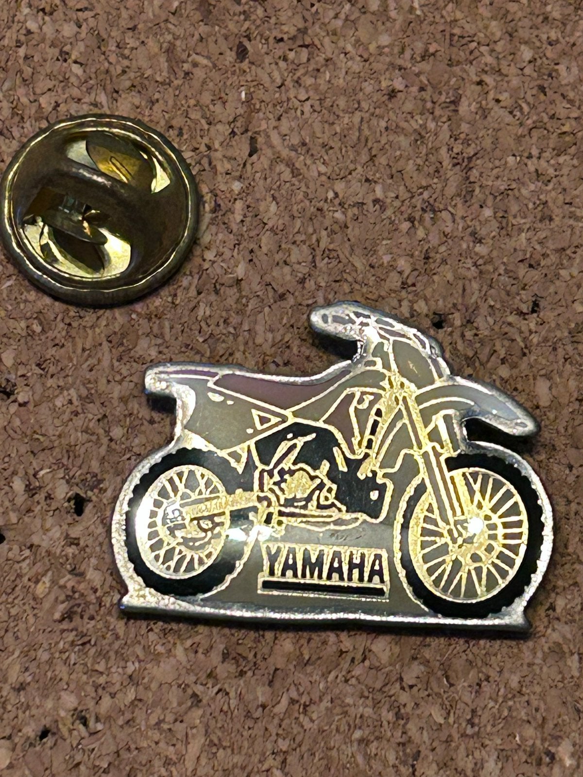 Yamaha Motorfiets Pin - Uniek Verzamelobject, Ophalen of Verzenden, Zo goed als nieuw, Transport, Speldje of Pin