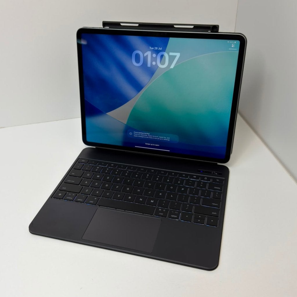 Foto 2 van Apple iPad Air 13 M3 128GB Wifi 100% +typecover | Nieuwstaat