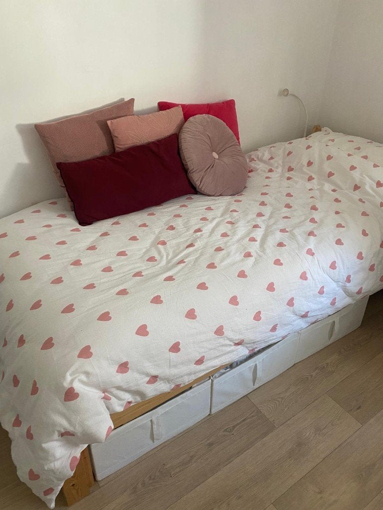 Bed van Ikea met matras, Huis en Inrichting, Slaapkamer | Bedden, Ophalen, 90 cm, Eenpersoons, Wit