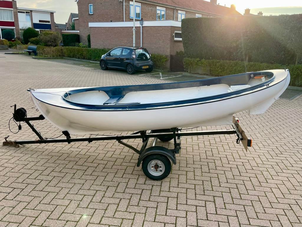 Polyester boot 3,5m met trailer en 4pk buitenboordmotor, Watersport en Boten, Motorboten en Motorjachten, Ophalen, Gebruikt, Minder dan 10 pk