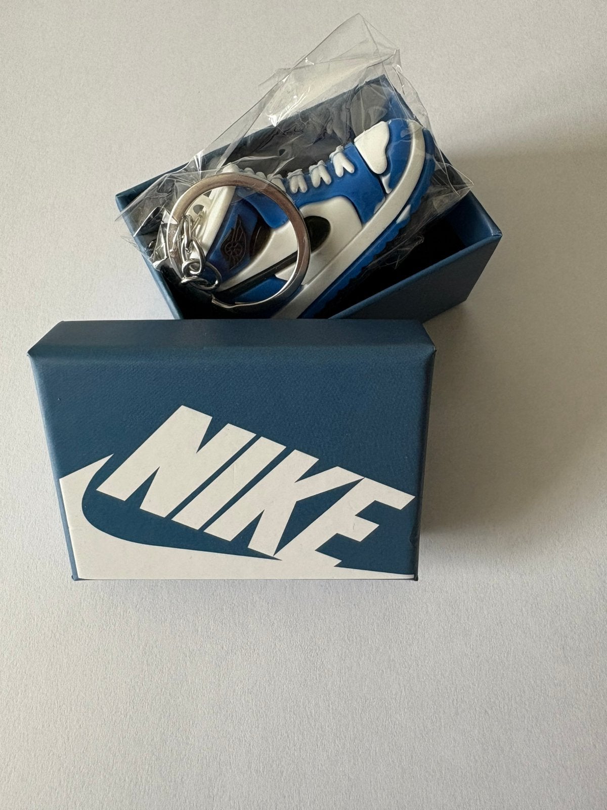 Nike schoen sleutelhanger met schoenendoosje, Ophalen of Verzenden, Nieuw, Merk