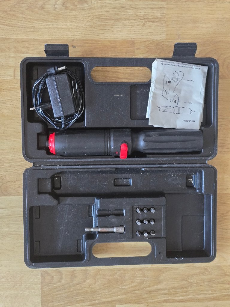 Elektrische schroevendraaier met bits en oplader, Ophalen of Verzenden, Gebruikt, Minder dan 400 watt, Boor- en Schroefmachine