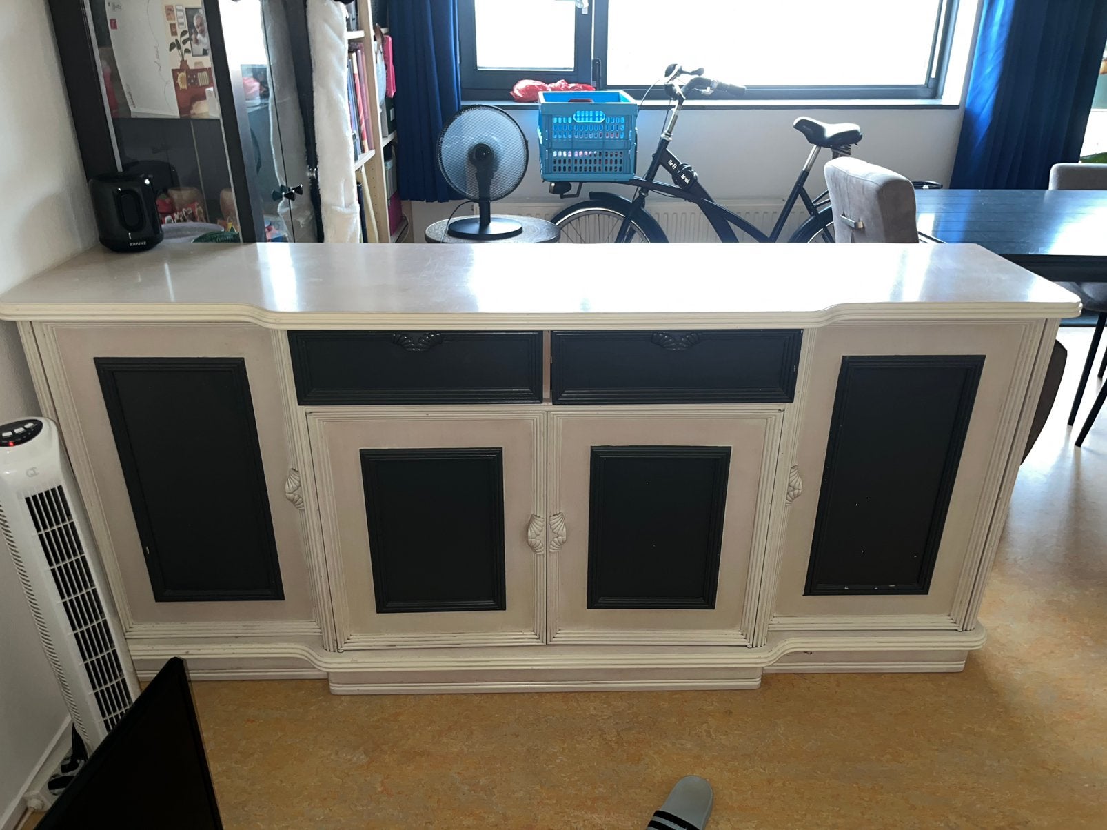 cremé wit met donker grijs klassiek dressoir, Ophalen, 150 tot 200 cm, Eikenhout, Zo goed als nieuw