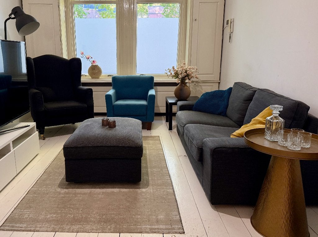 Leuk 2-zits bankje met poef, groene fauteuil en karpet, Ophalen, Gebruikt, Overige materialen