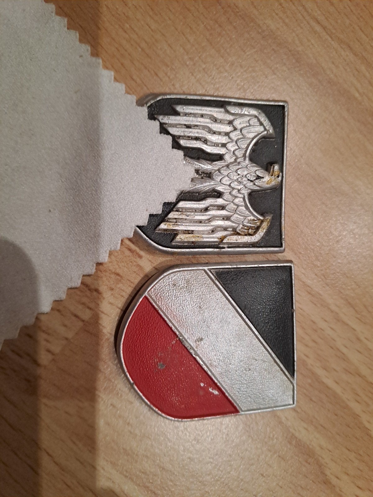 Duits ww2 tropische helm schildjes, Verzamelen, Ophalen